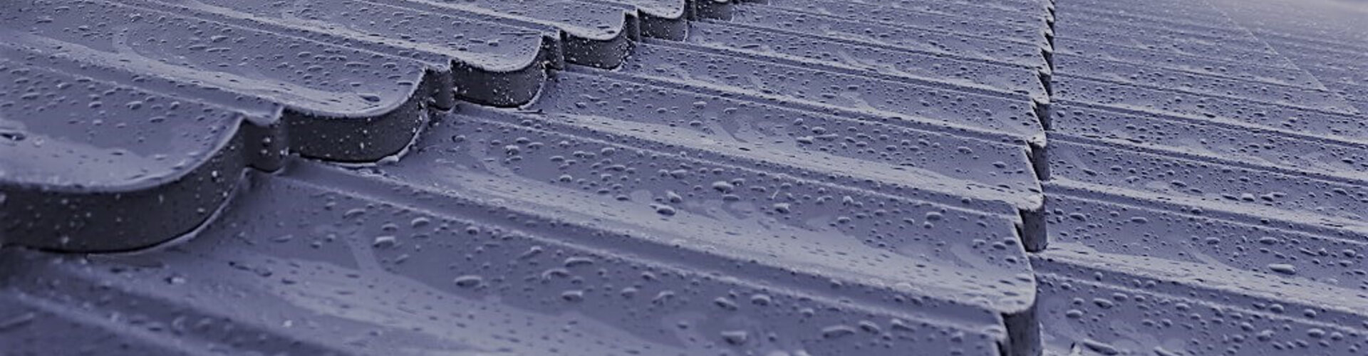 Metalldachplatte im Regen